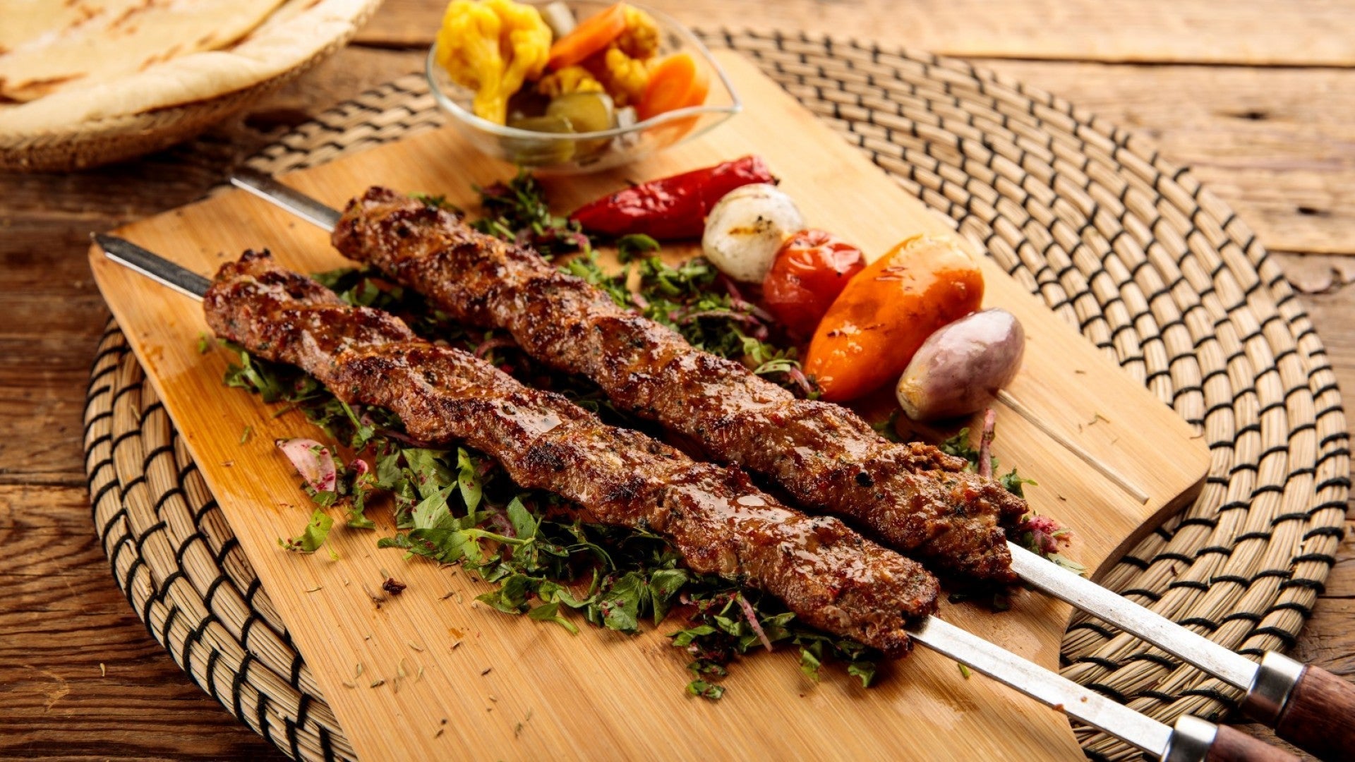 Kebap Şişi Adana Kebabı İçin Hangi Özelliklere Sahip Olmalıdır?